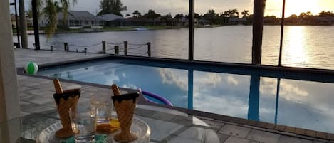 Utomhuspool och uppvärmd pool