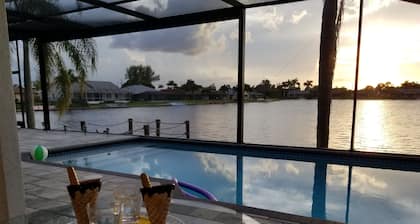 ¡Con amor, nuestra Villa Blue Pelican para su disfrute perfecto de vacaciones de lujo!