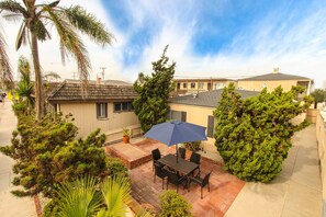 Outdoor dining - "Balboa Beach Escape" Steps to Beach and Bay A/C + Garage Parking (Newport Beach)