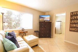 Smart TV - "Balboa Beach Escape" Steps to Beach and Bay A/C + Garage Parking (Newport Beach)