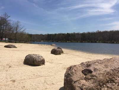 Hot Tub, Playroom, Swimming  Pool, Central AC, Cable, Free WiFi, Lakes Tennis