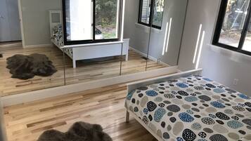 3 多间卧室、办公桌、熨斗/熨衣板、旅行婴儿床