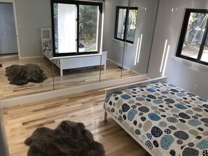 3 makuuhuonetta, työpöytä, silitysrauta/-lauta, vauvan matkasänky