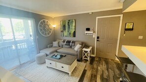 Living area - St. Pete/Tampa 1 Bed/1Bath Condo/suite (St. Petersburg)