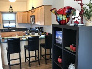 Fridge, microwave, oven, stovetop - Modern Apt #402 - a Block from St. Pat's Hospital (Missoula)