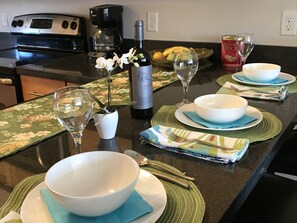 Fridge, microwave, oven, stovetop - Modern Apt #402 - a Block from St. Pat's Hospital (Missoula)