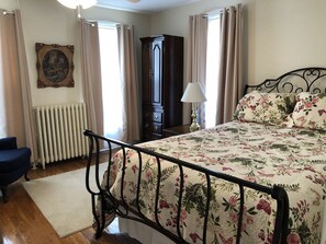 2 多间卧室、熨斗/熨衣板、免  费 WiFi、床单