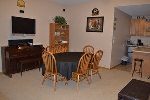 Dining - Sander Ridge - 40 wooded acres (Columbia)