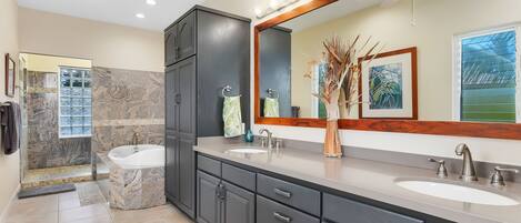 Un baño moderno con dos lavamanos, un espejo grande y una zona de ducha.