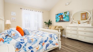 Une chambre à coucher avec un lit, une commode, un miroir et un tableau accroché au mur.