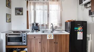 Frigorífico, horno, cafetera o tetera y trona infantil