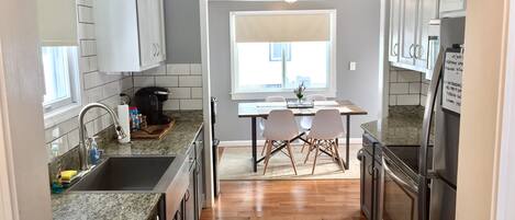 冷蔵庫、電子レンジ、オーブン、コンロ