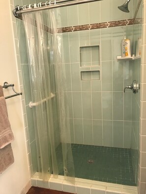 Haartrockner, Handtücher, Seife, Shampoo