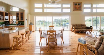 Volcanoes National Park - minutes away. 25 acre Nature Lodge