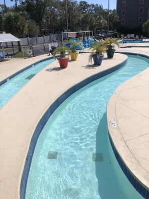 Una piscina techada, una piscina al aire libre