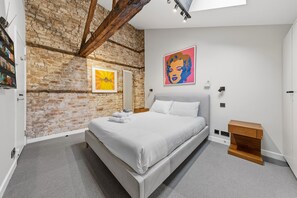2 chambres, coffre-fort, bureau, fer et planche à repasser