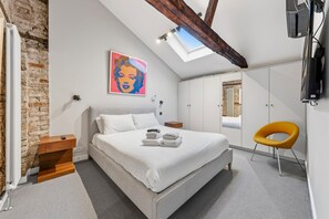 2 bedrooms, in-room safe, desk, iron/ironing board -  5star central zone1 -2 bed 2 bath Slps 6 superWifi  (London)