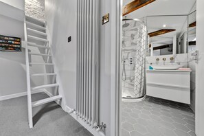 Shower, hair dryer, towels, soap -  5star central zone1 -2 bed 2 bath Slps 6 superWifi  (London)