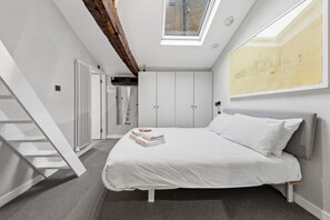 2 bedrooms, in-room safe, desk, iron/ironing board
