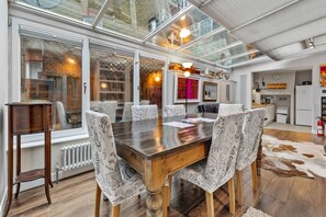 Dining -  5star central zone1 -2 bed 2 bath Slps 6 superWifi  (London)