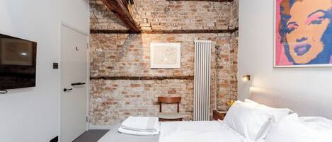 2 عدّة غرف نوم وخزنة داخل الغرفة ومكتب ومكواة/لوح كي