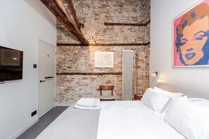 2 bedrooms, in-room safe, desk, iron/ironing board