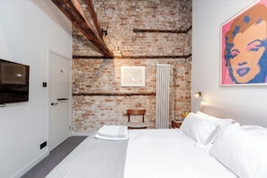 2 chambres, coffres-forts dans les chambres, bureau