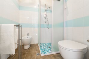 Chuveiro, secador de cabelo, bidê, toalhas de banho