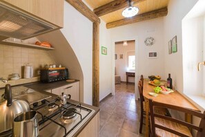 Een koelkast, een microgolfoven, een oven, een kookplaat