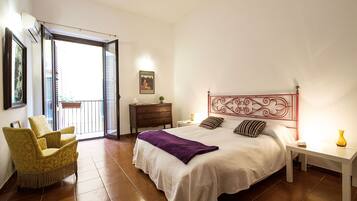 1 chambre, bureau, fer et planche Ă repasser, lit parapluie