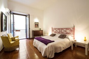 1 bedroom, desk, iron/ironing board, free WiFi - At Kalsa Quiet & Flowered Terrace Free Park 2 min away Ideal for remote working! (Palermo)