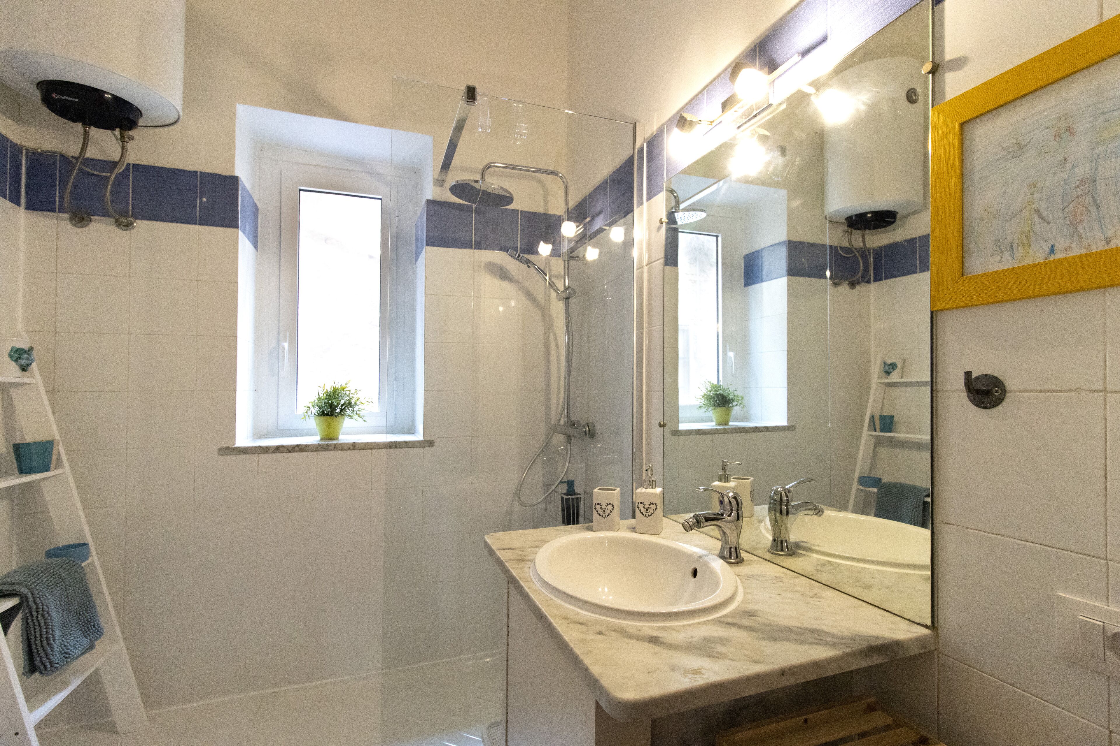 Douche, sèche-cheveux, bidet, serviettes fournies