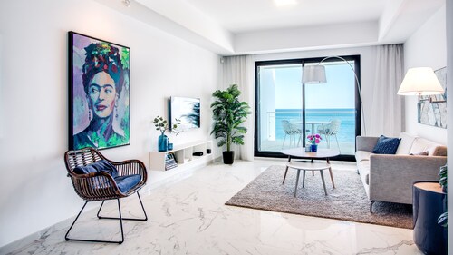 Exklusives, modernes Apartment in erster Strandlinie mit fantastischem Meerblick