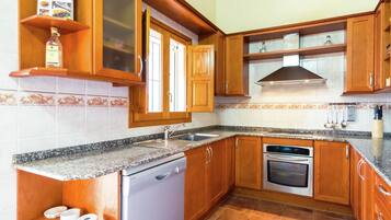 Refrigerador, microondas, horno y lavavajillas