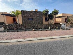 Property grounds - Beautiful villa with heated pool, large patio area and barbecue (Fuerteventura)