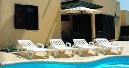 Wunderschöne Villa mit beheiztem Schwimmbad, großem Patio und Grill