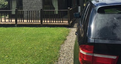 Eine 5-Zimmer-Lodge in der NĂ€he von Lough Derg und in der NĂ€he des Shannon River in Portumna.