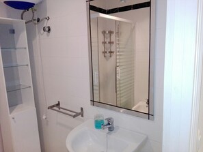 Dusche, Haartrockner, Bidet, Handtücher