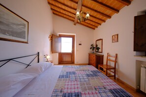 2 chambres, fer et planche à repasser, lit de bébé portatif