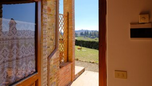 Porta de entrada para um jardim com vista para uma cidade ao longe.
