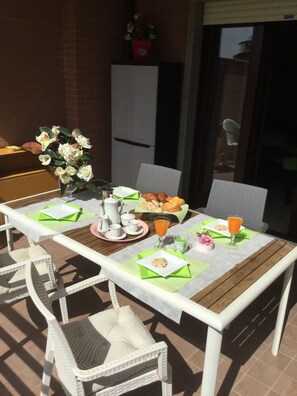 Outdoor dining - HOLIDAY IN ROME: "AN IDEAL PLACE" WITH CAR PARKING INSIDE (Roma)