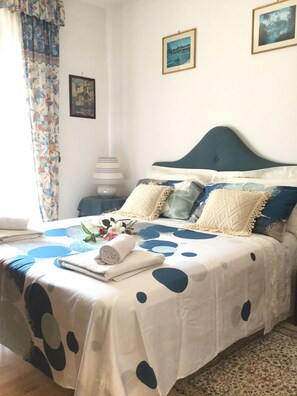 3 bedrooms, desk, iron/ironing board, Internet
