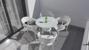 Outdoor dining - LUXURY 2 BED PENTHOUSE APARTMENT, PRIME LOCATION, ONLY 700 METRES FROM THE BEACH (San Pedro del Pinatar, Murcia)