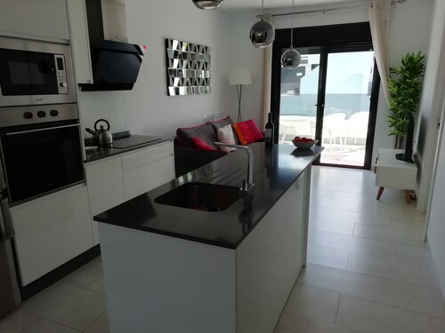 LUXURY 2 BED PENTHOUSE APARTMENT, PRIME LOCATION, ONLY 700 METRES FROM THE BEACH