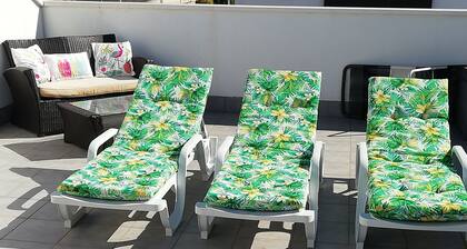 Ylellinen 2 bed kattohuoneisto, loistavalla paikalla, vain 700 metriä päässä rannasta