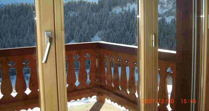 Skifahren vor der Haustür eines 'Postkarten-Skiort' in der Schweiz.