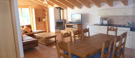 Smart TV, fireplace, DVD player