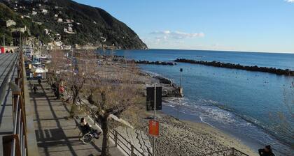 RELAX & LOT OF LIGHT NEAR THE BEACH