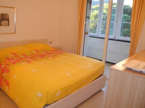 A bedroom with a bed, a desk, and a window with curtains. - RELAX & LOT OF LIGHT NEAR THE BEACH (Moneglia)