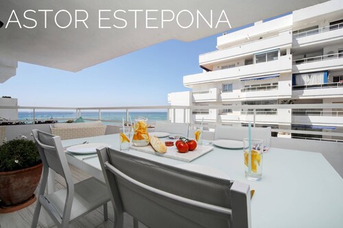 Astor Estepona: Lux 2BD Frontline Marina, Pool, WiFi, Sea views, Private parking